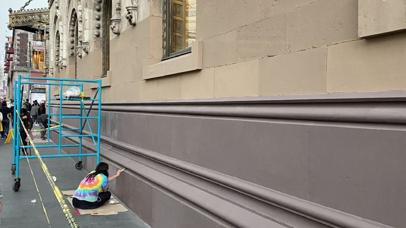 Pintura en fachada de Palacio de Correos de CDMX genera polémica en Twitter