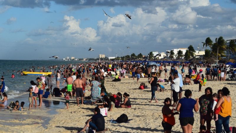 Bañistas abarrotan playa de Progreso pese alza de contagios de COVID-19: EN VIVO
