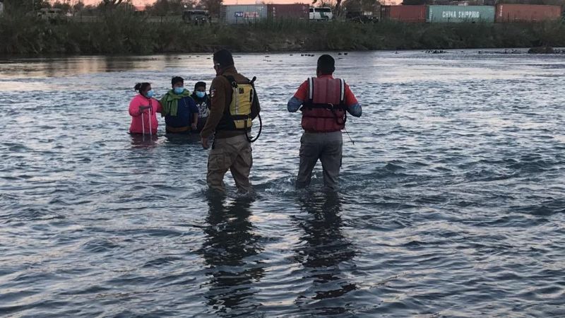 Rescatan a migrantes varados en el Río Bravo; intentaban cruzar a EU