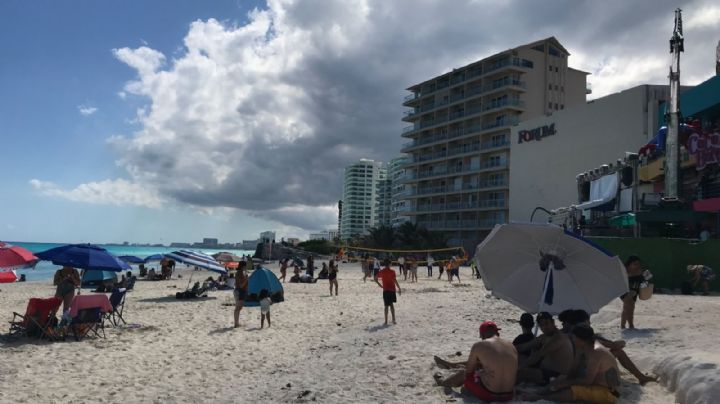 Bañistas disfrutan de las playas de Cancún en este primer sábado de octubre: VIDEO