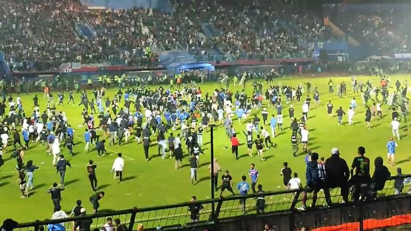 Batalla campal en estadio de Indonesia deja 127 personas muertas y 180 heridas