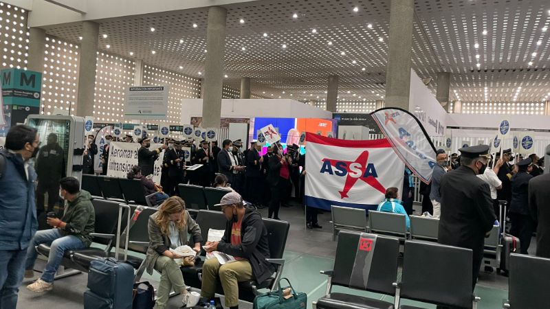 Pilotos se manifiestan en la Terminal 2 del AICM por falta de pagos