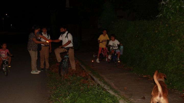 Vecinos alumbran calles con velas ante la falta de luminarias en Felipe Carrillo Puerto