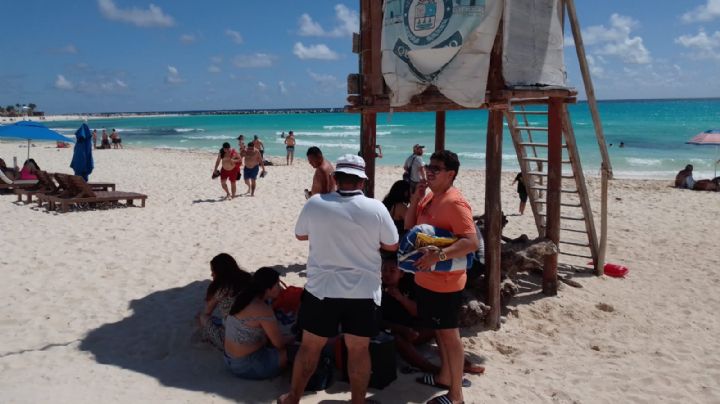 Más de 100 bañistas disfrutan de las aguas de Playa Gaviota en Cancún: EN VIVO