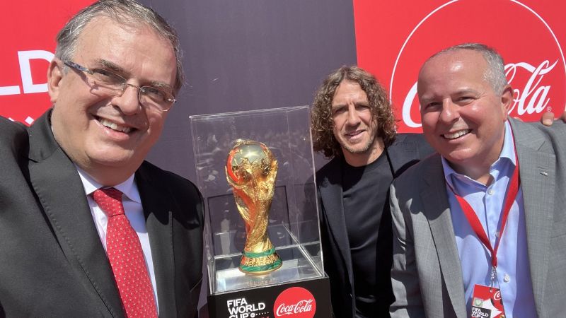 Marcelo Ebrard recibe la Copa Mundial FIFA 2022 en el aeropuerto Felipe Ángeles de CDMX