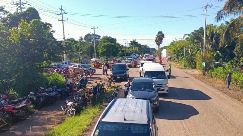 Ejidatarios de Kantunilkín bloquean carretera a Chiquilá; exigen a la CFE pago por el uso de tierras