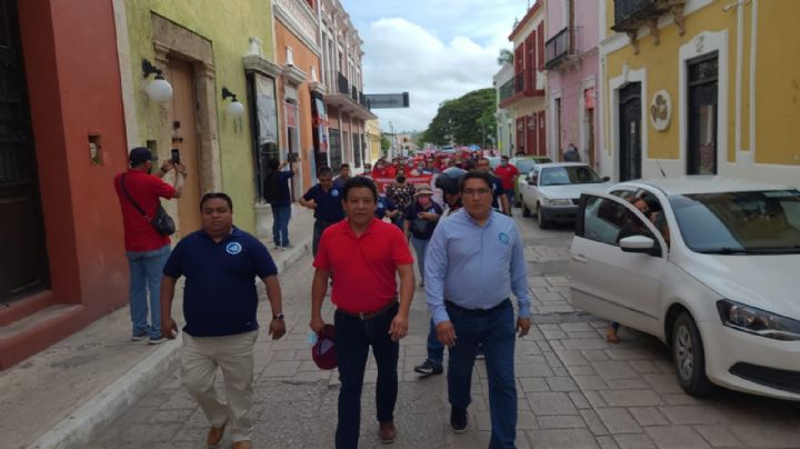 Cerca de 300 trabajadores del Cecytec marchan en Campeche; se unen a paro nacional