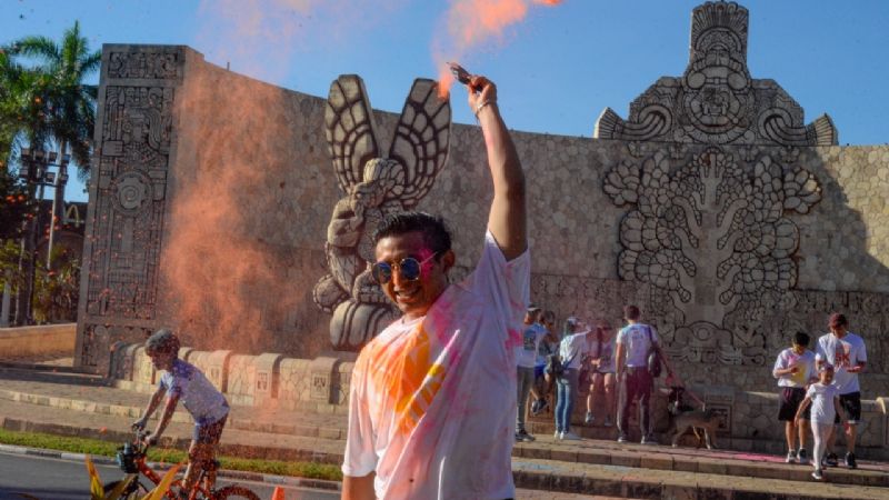 Carrera pinta de colores al Paseo de Montejo en Mérida