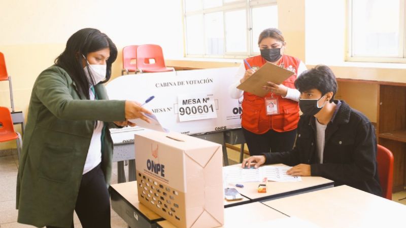 El desinterés por las elecciones de Perú deja las mesas electorales vacías