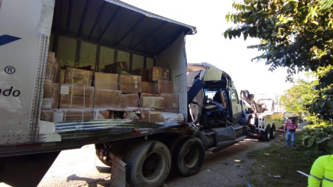 Choque entre tráileres deja daños materiales en la vía Campeche-Mérida