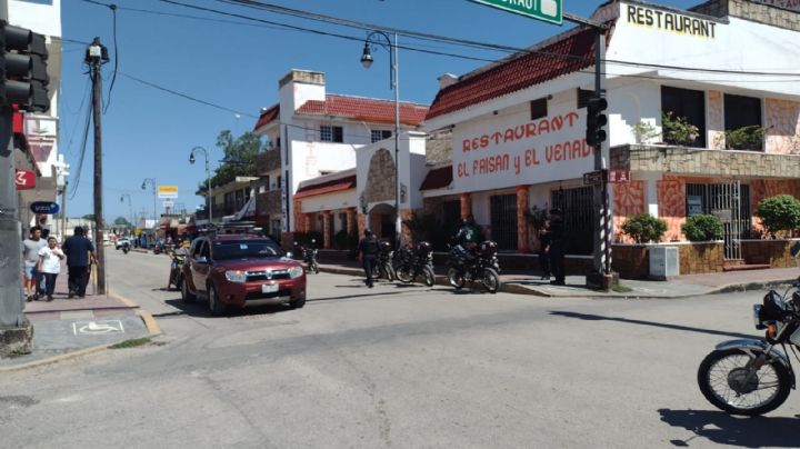 Roban vehículo del estacionamiento de un hotel en Felipe Carrillo Puerto