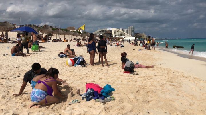 Playa Delfines, en Cancún, recibe a 700 bañistas este domingo: EN VIVO