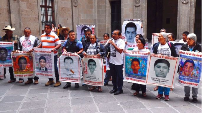 Padres de los normalistas de Ayotzinapa piden a López Obrador que proceda contra el Ejército