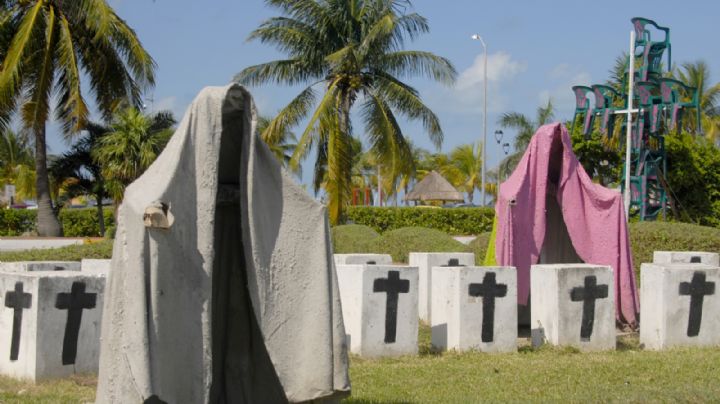Cancunenses 'horrorizan' con tétrica decoración por Día de Muertos