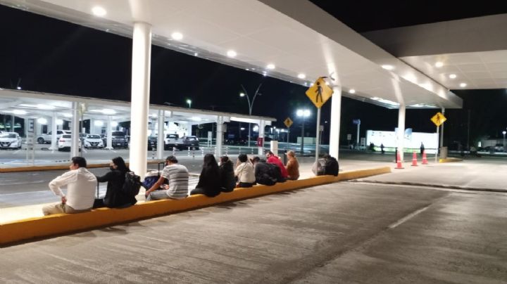 Pasajeros del aeropuerto de Mérida, obligados a caminar ante la falta de taxis