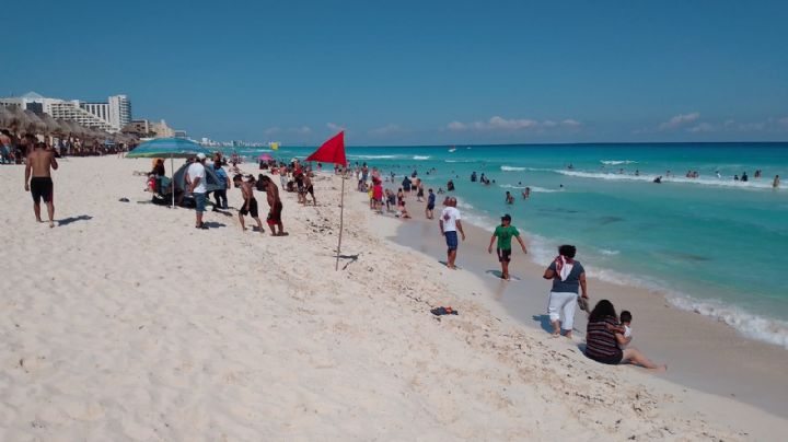 Bañistas aprovechan del Sol para visitar Playa Delfines en Cancún: EN VIVO