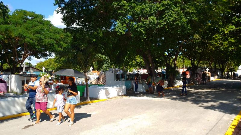 Cementerio de Cancún recibe a familias previo al Día de Muertos: VIDEO