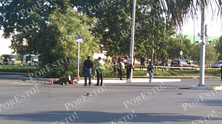 Muere motociclista tras chocar contra un camión en la avenida Juan Pablo II, en Mérida