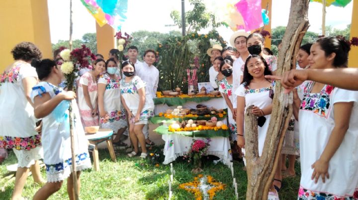 Más de 400 alumnos de universidad en Izamal participan en concurso de altares por Hanal Pixán