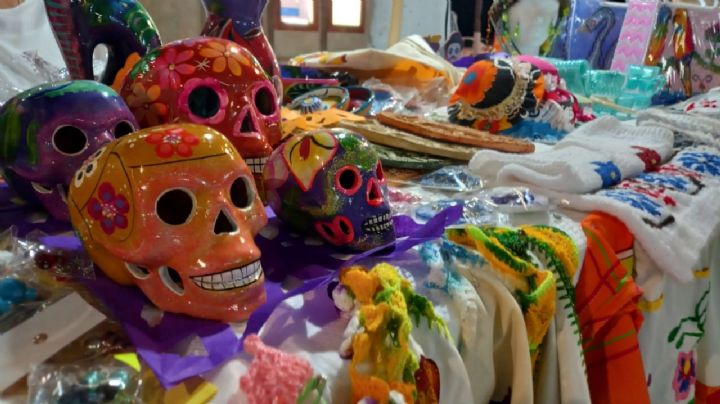 Cozumel: Artesanos festejan el Día de Muertos exhibiendo sus productos en el parque Benito Juárez