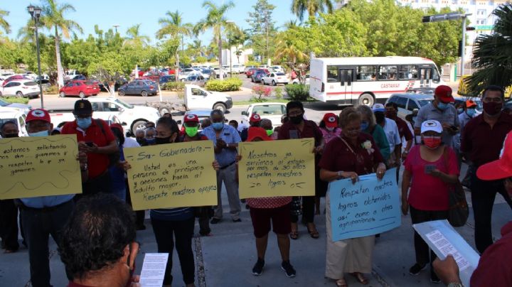 Pensionados del ISSSTE de Campeche protestan por el recorte en sus apoyos