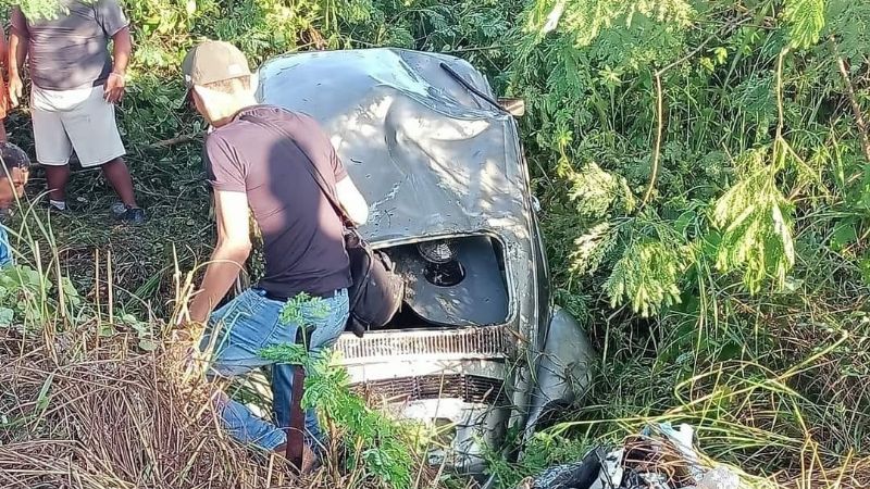 Hombre muere prensado en su vocho en la carretera Sihochac en Champotón