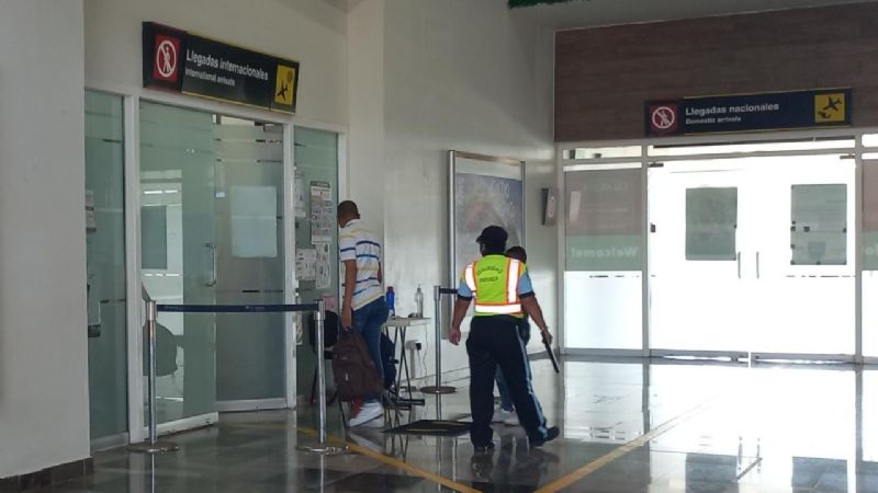 INM retiene a migrantes colombianos en el aeropuerto de Campeche