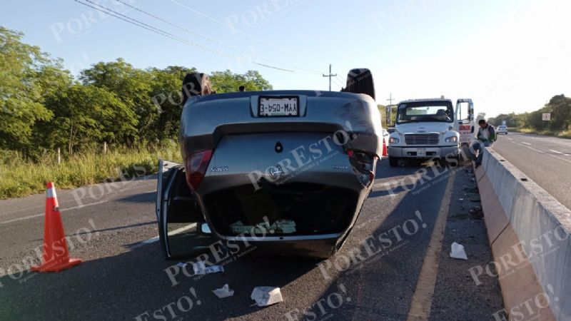 Vuelca automóvil sobre la carretera Mérida-Motul