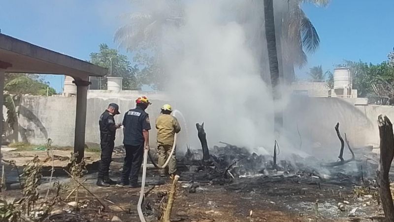 Incendio en una llantera de Chelem se sale de control y quema tres terrenos aledaños