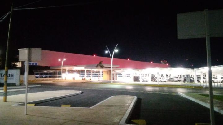 Iluminan de rosa la fachada del aeropuerto de Mérida