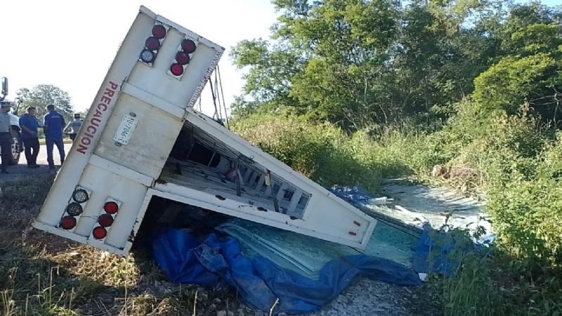 Vuelca conductor que transportaba vidrios en la carretera Mérida-Chetumal