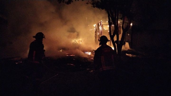 Incendio de una palapa en Cancún moviliza al cuerpo de Bomberos