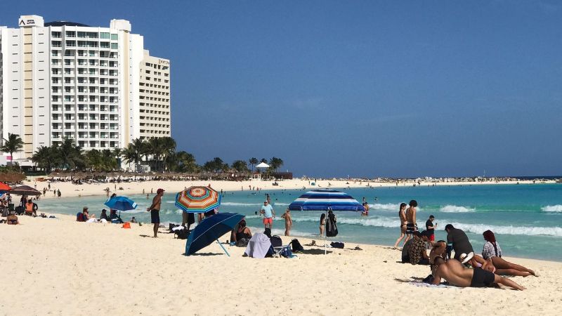 Más de 500 visitantes disfrutan del mar y arenal de Playa Gaviotas en Cancún: EN VIVO