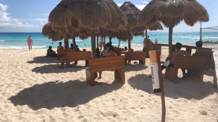 Turistas disfrutan del mar y cielo despejado en la Playa Chacmool de Cancún: EN VIVO