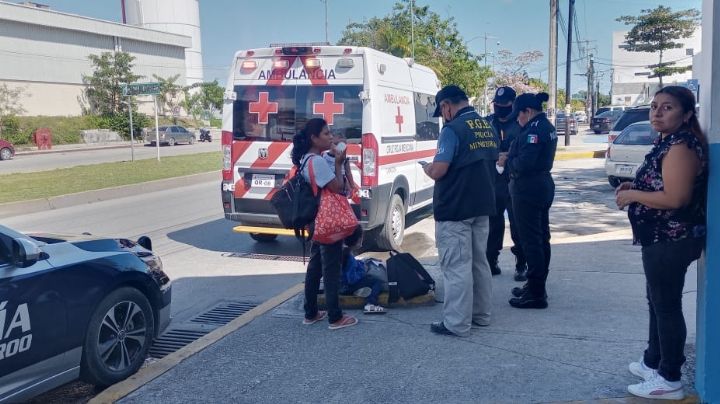 Policía agrede a madre buscadora afuera de la FGE en Cancún