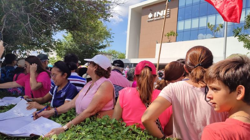Más de 3 mil personas participan en la marcha a favor del INE en Mérida