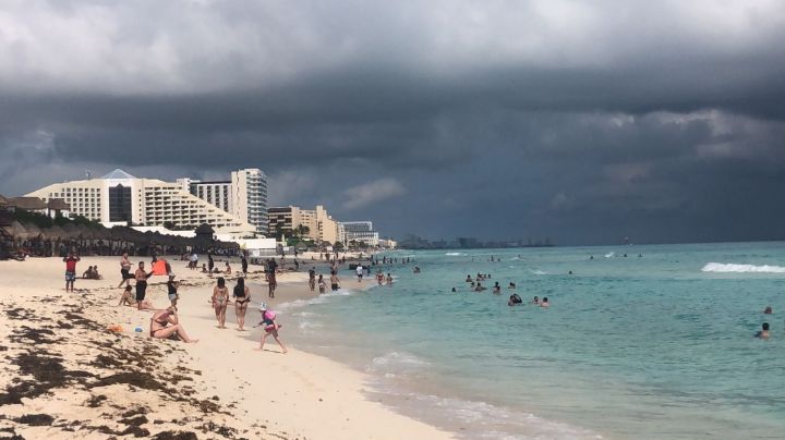 Bañistas arriban a Playa Delfines en Cancún, pese a la amenaza de lluvia: EN VIVO