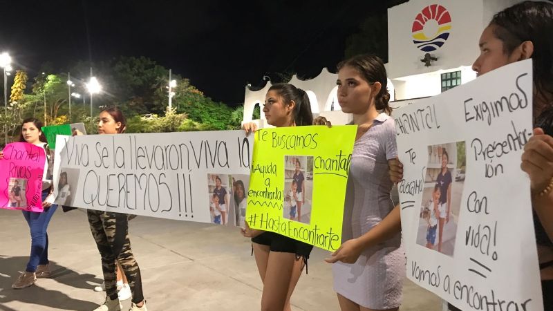 Familiares de la menor Chantal Ríos se manifiestan frente al palacio municipal de Cancún: EN VIVO