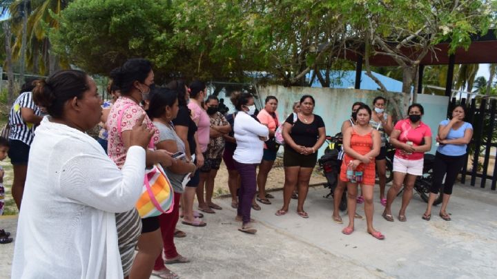 Madres protestan afuera de una secundaria en Progreso; amenazan con bloquear el plantel