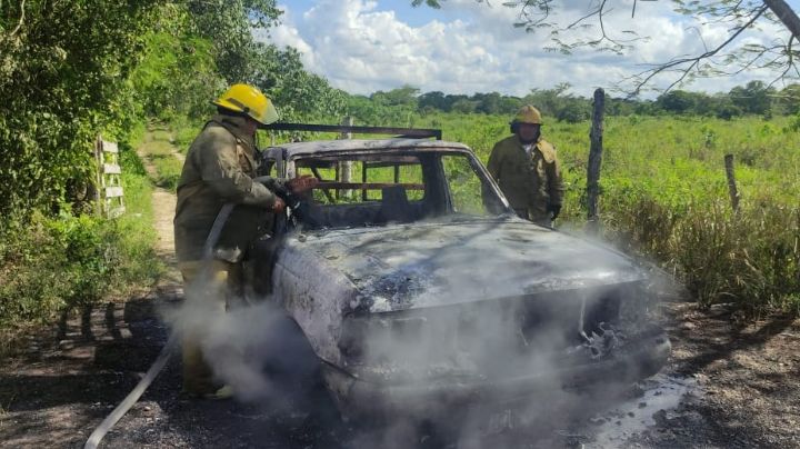 Fuego consume un automóvil en la carretera Panabá-San Felipe