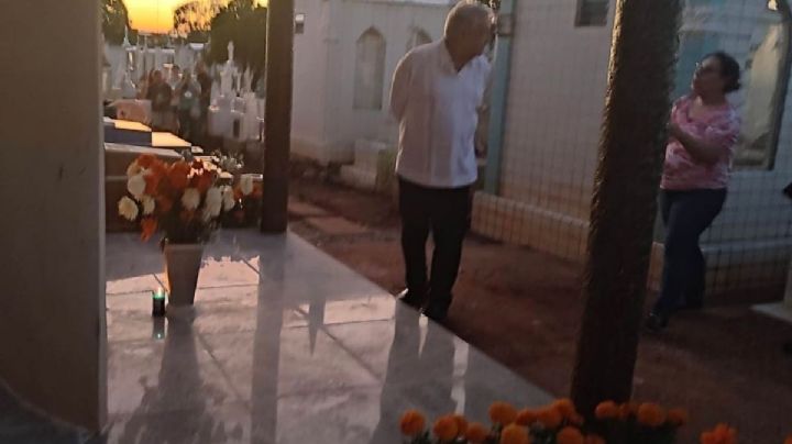AMLO visita tumbas de sus padres en el panteón central de Villahermosa, Tabasco