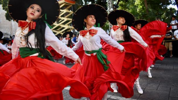 Entre adelitas y ropa deportiva, se llevó a cabo el desfile de la  Revolución Mexicana en Mérida: FOTOS | PorEsto