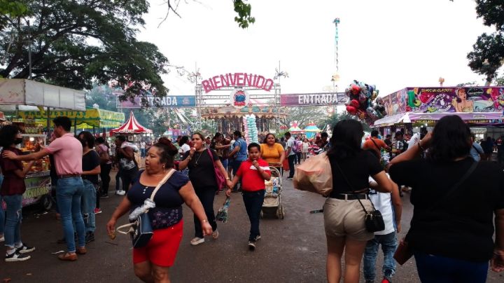 Pese a la lluvia, familias llegan a disfrutar de la Feria Xmatkuil: EN VIVO