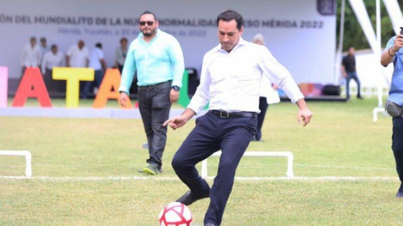 Mauricio Vila da la patada inicial del Mundialito 2022 en el Cereso de Mérida