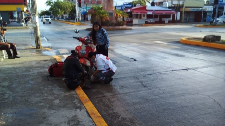 Mujer sufre accidente tras derrapar por el pavimento mojado en Playa del Carmen