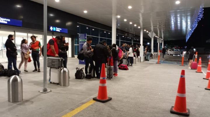 Lluvias retrasan vuelos de VivaAerobus en el Aeropuerto de Mérida
