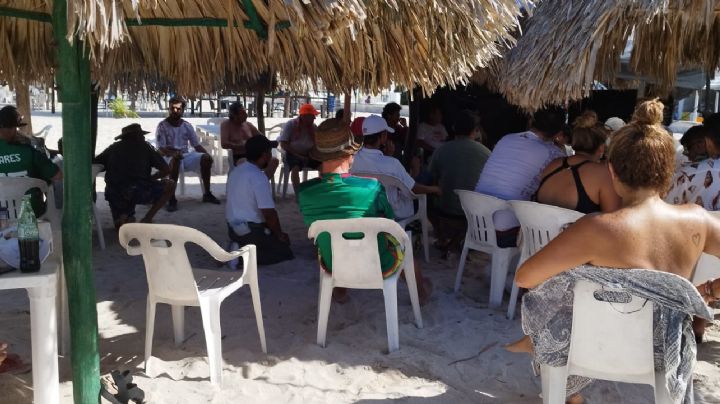 En Progreso, bañistas llevan pantalla a la playa para disfrutar del partido México vs Argentina