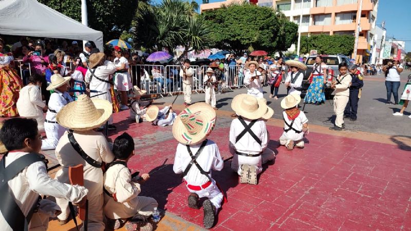 En Ciudad del Carmen, realizan desfile atrasado por el Día de la Revolución Mexicana