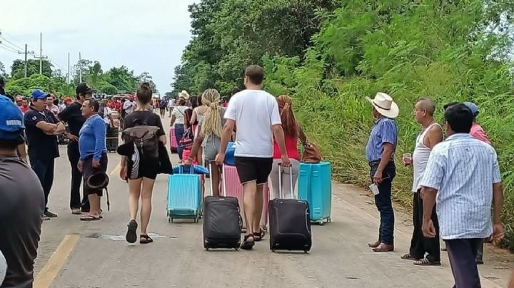 Bloqueo en Kantunilkín provoca millonaria pérdida a turistas y hoteleros