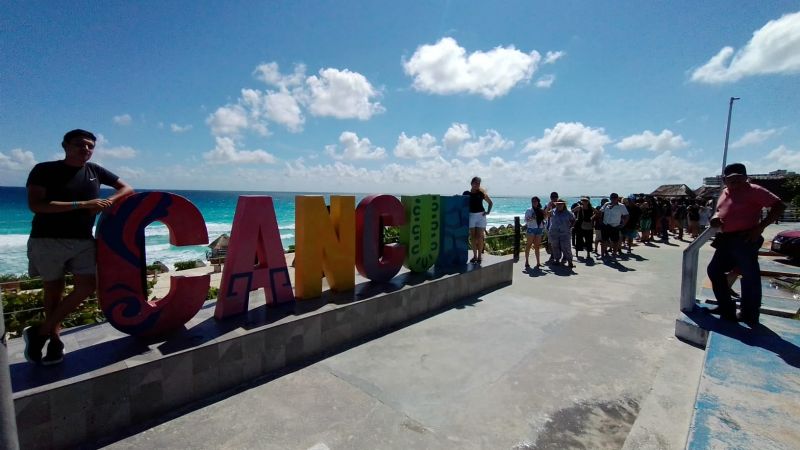 Playa Delfines de Cancún recibe a más de 800 personas: VIDEO